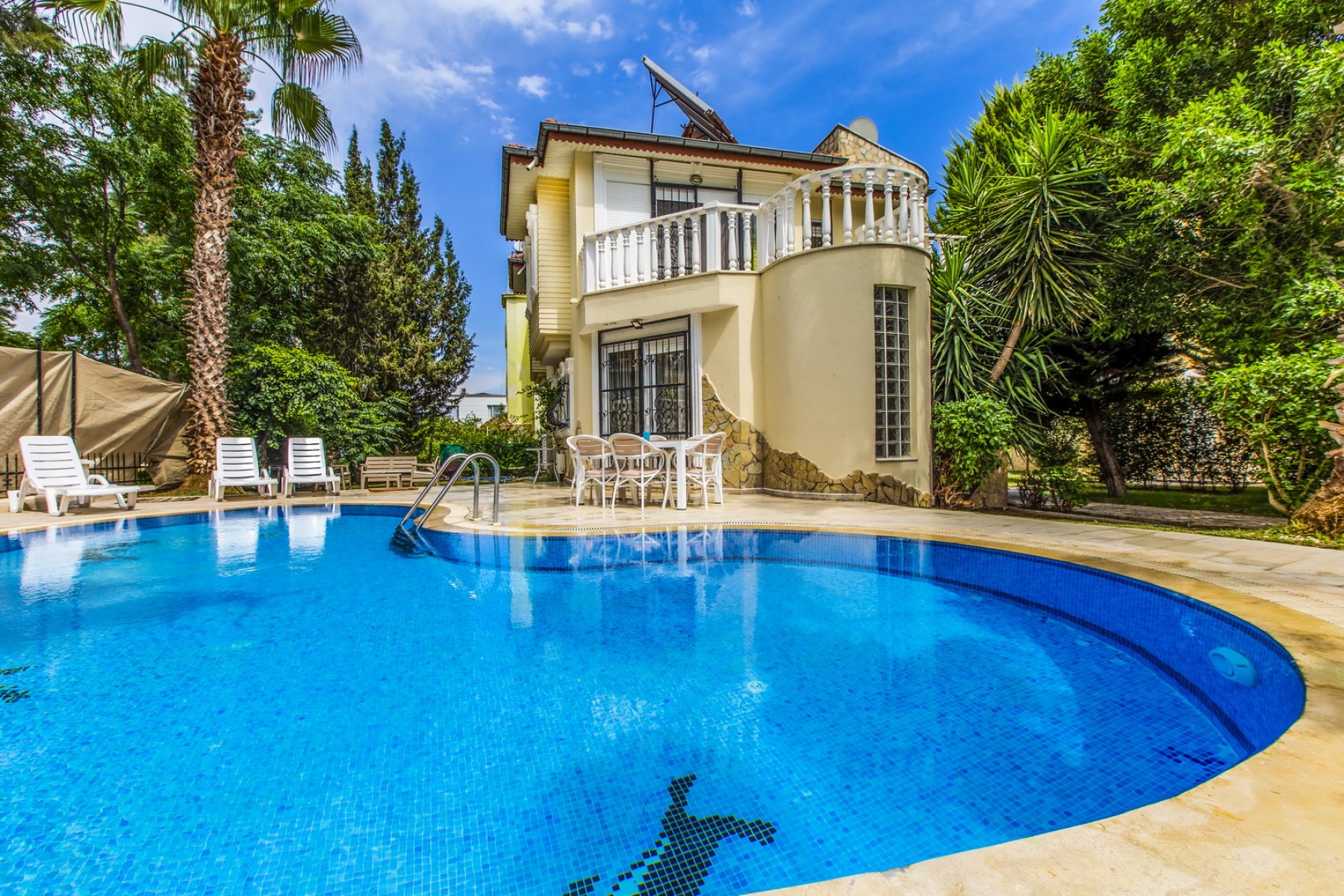 Antalya Belekte 3 Yatak Odalı Özel Havuzlu Jakuzili Villa 