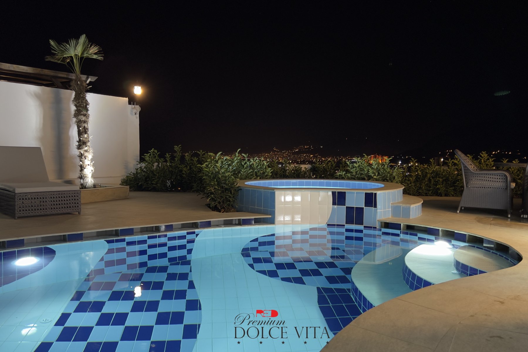 Antalya Alanyada 4 Yatak Odalı 310 mt'lik Özel Havuzlu Jakuzili Villa 