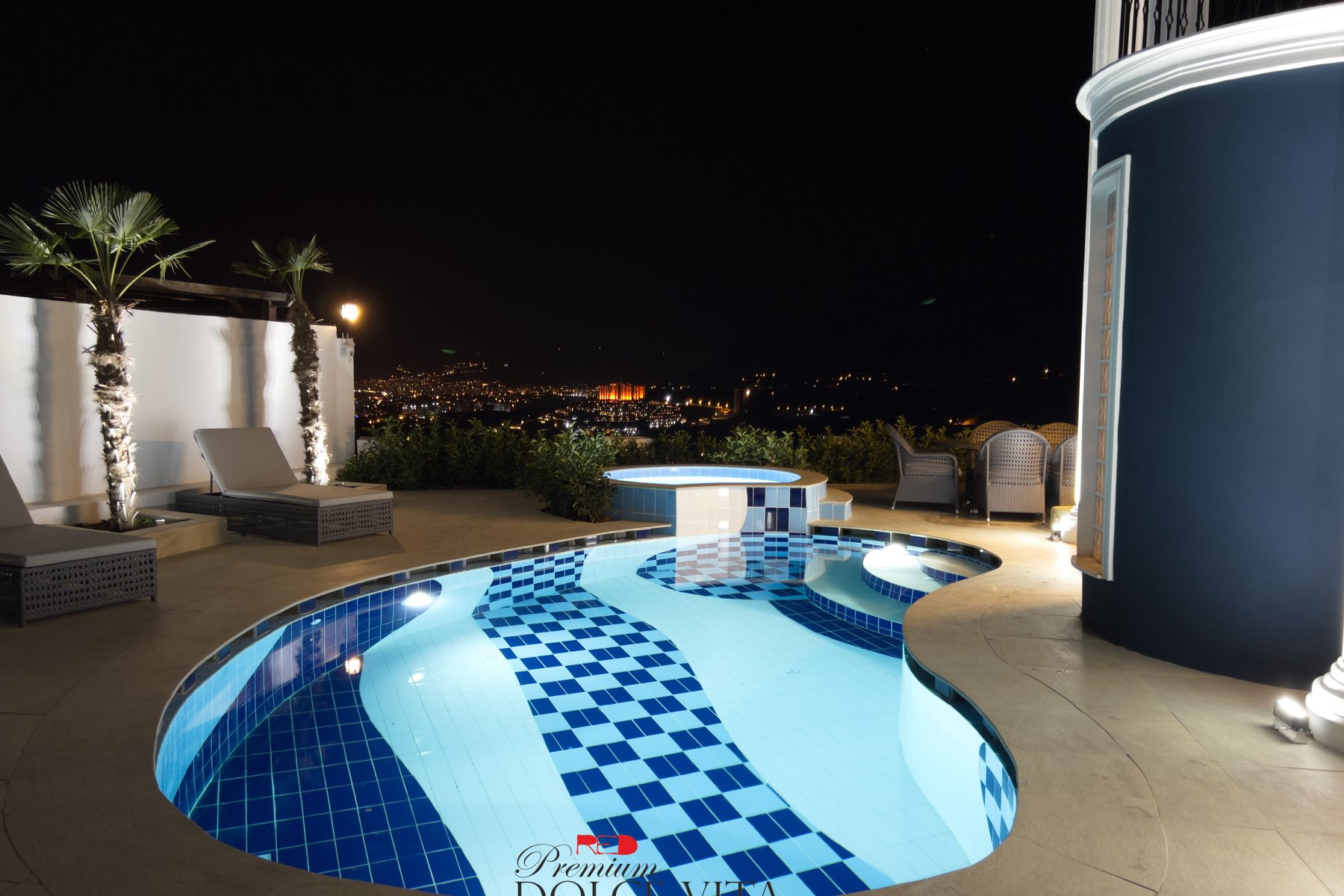 Antalya Alanyada 4 Yatak Odalı 310 mt'lik Özel Havuzlu Jakuzili Villa 