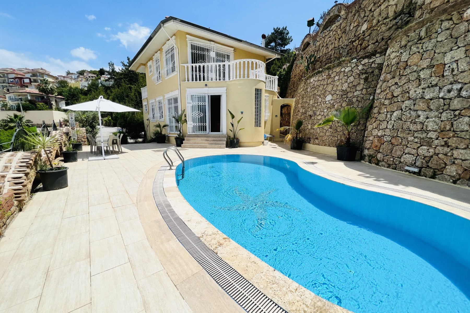 Antalya Alanyada 4 Yatak Odalı 225 mt'lik Özel Havuzlu Villa 