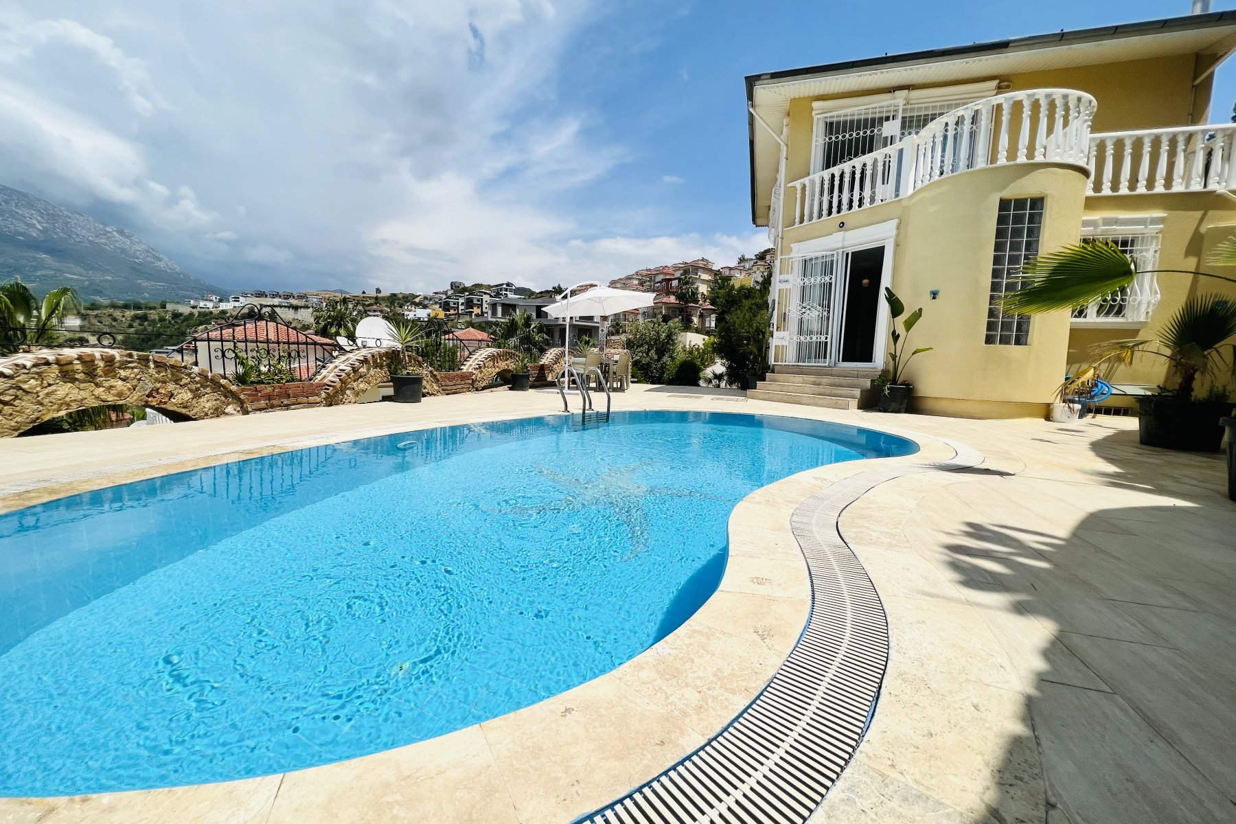 Antalya Alanyada 4 Yatak Odalı 225 mt'lik Özel Havuzlu Villa 