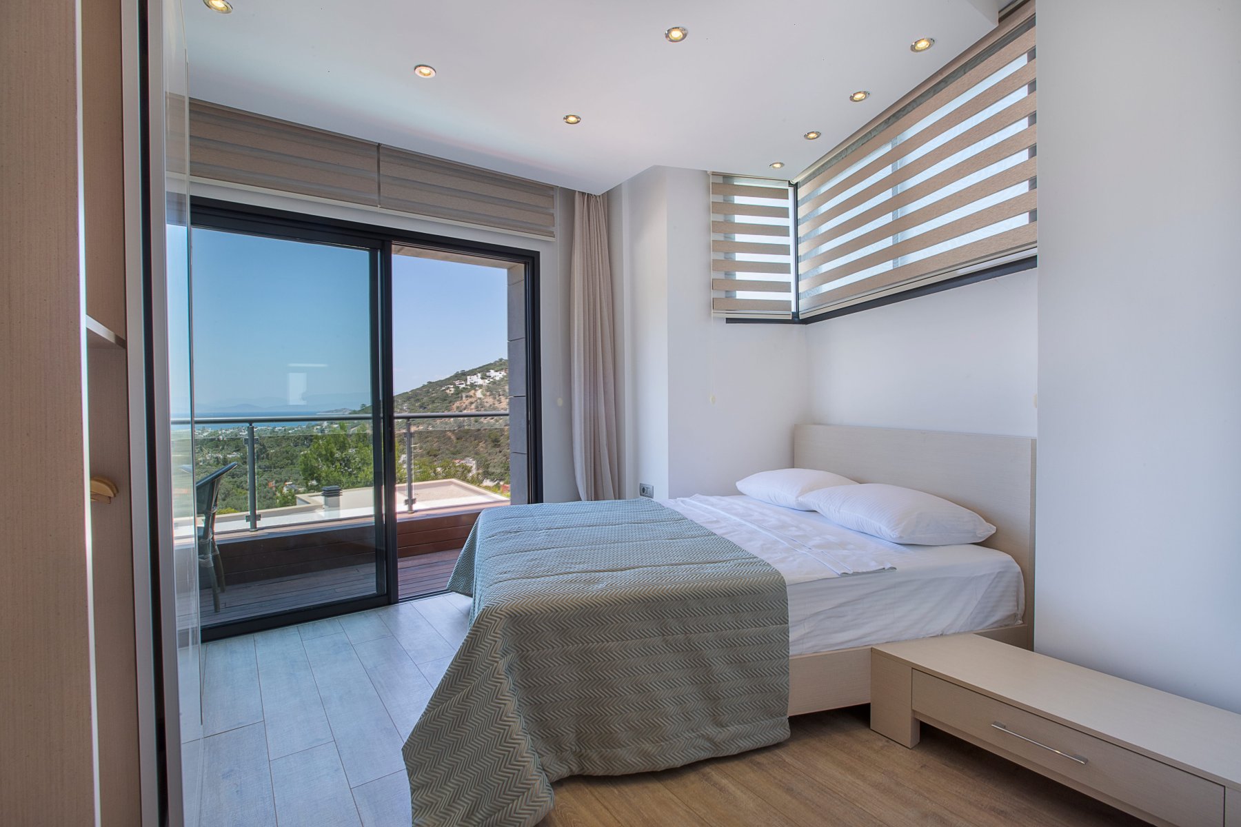 Bodrum Torba Deniz Manzaralı ve Yüzme Havuzlu 3 Yatak Odalı Müstakil Tatil Villası