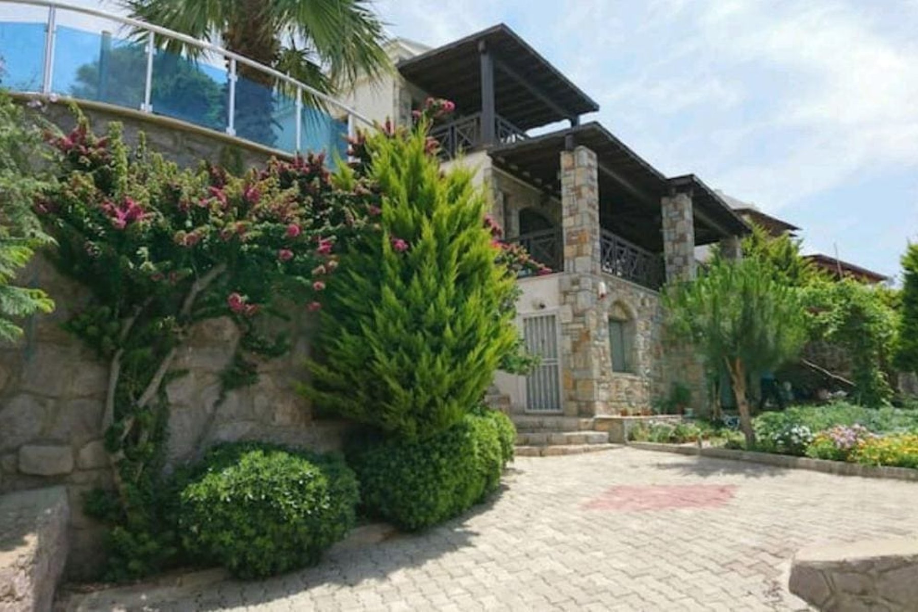 Gümüşlükte 4 yatak odalı Özel havuzlu Deniz manzaralı villa